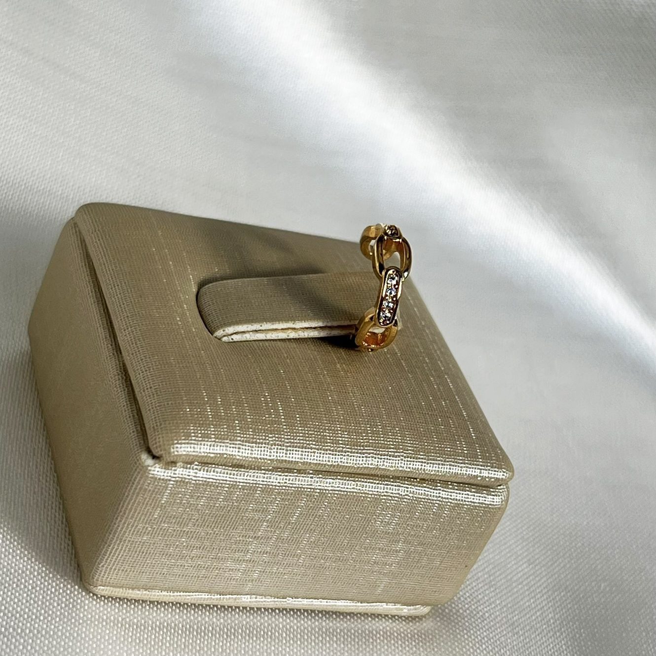 Piercing Fake Elos com Cravejados