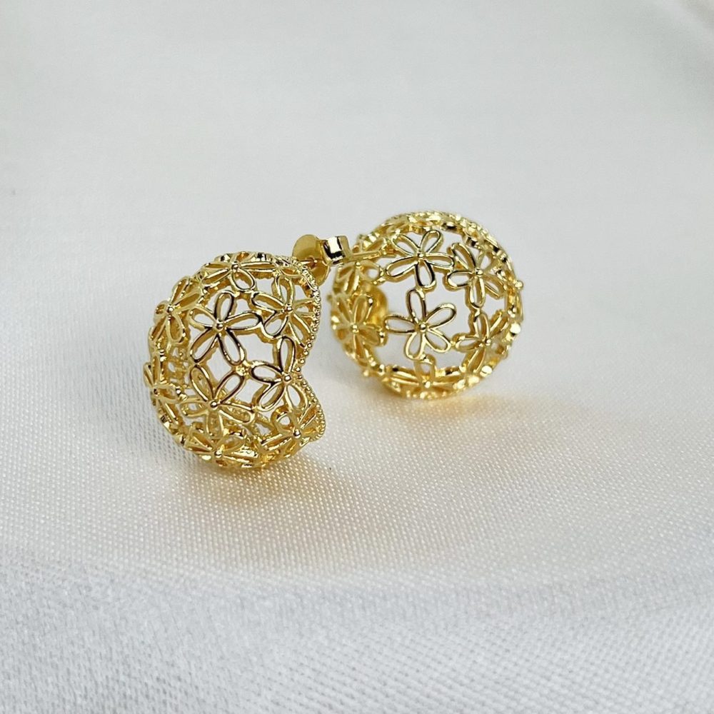 Brinco Esfera Vazado Flores - Imagem 2