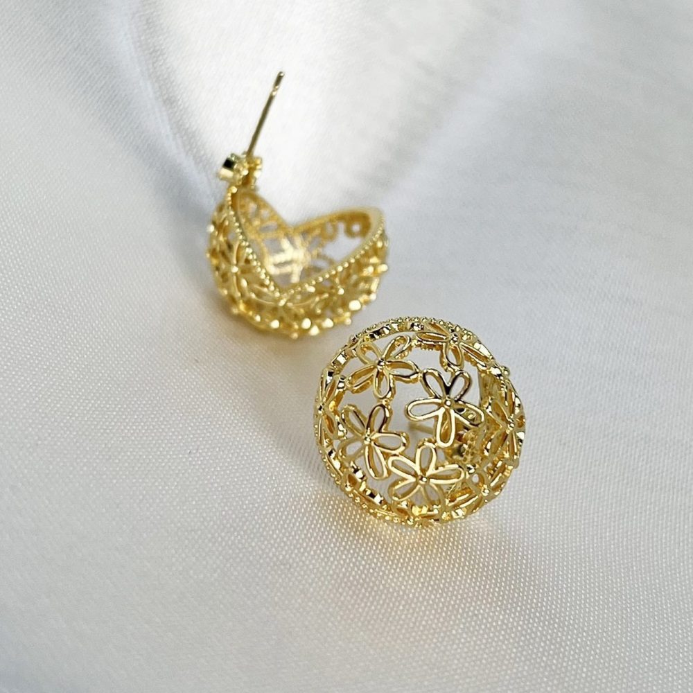 Brinco Esfera Vazado Flores - Imagem 3