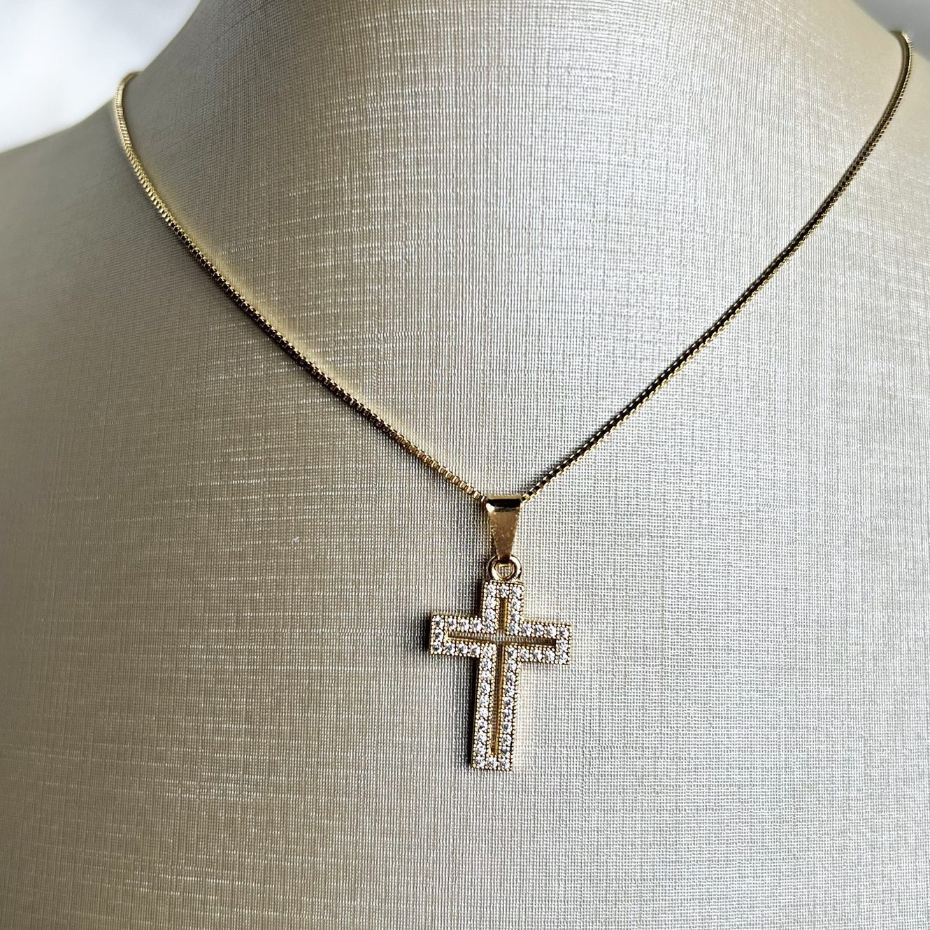 Colar Cruz Cravejada Vazada - Imagem 2