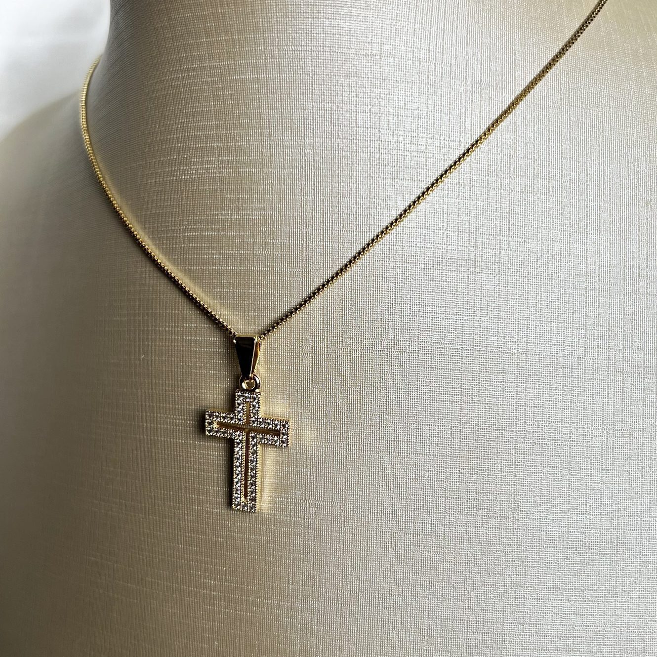 Colar Cruz Cravejada Vazada - Imagem 3